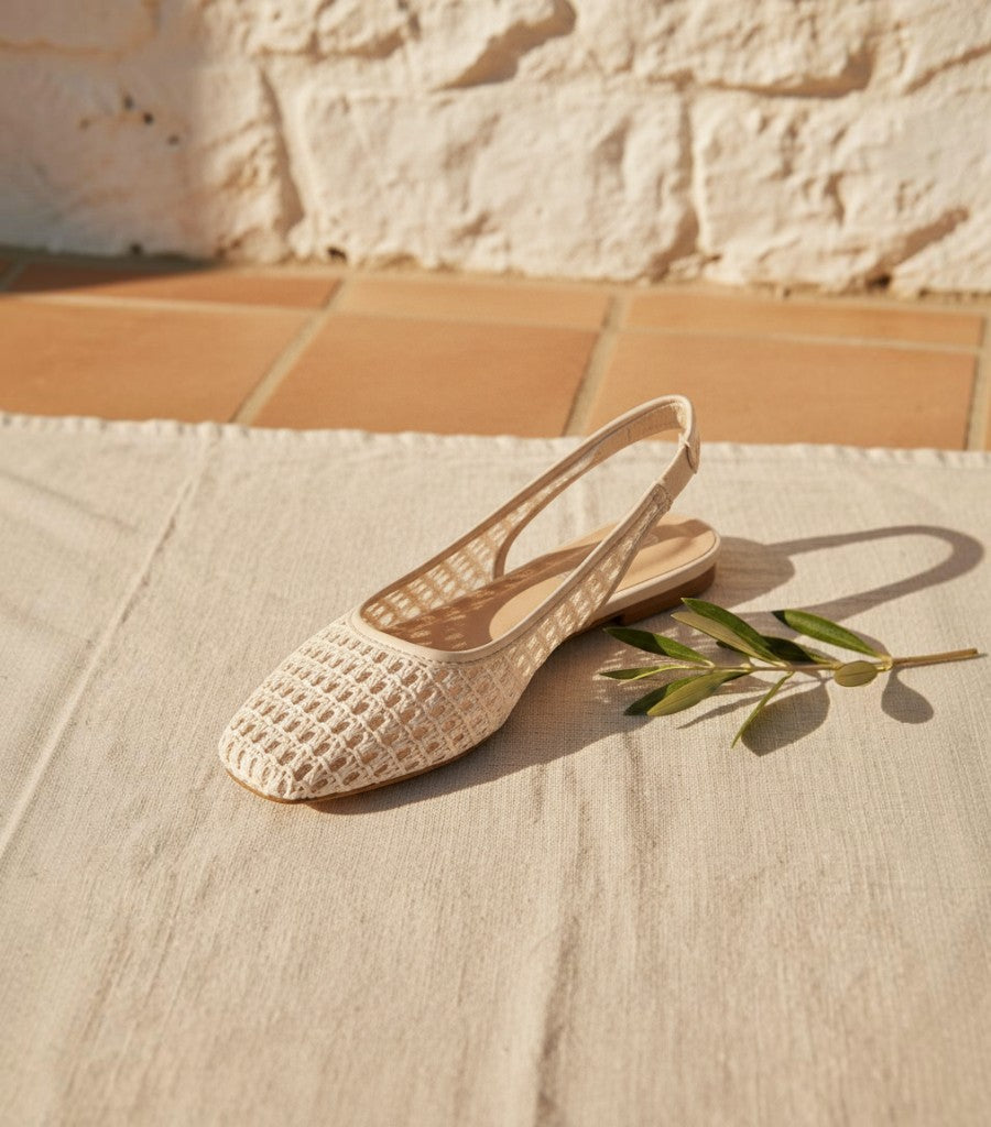 Bailarinas Clarvyna de tejido calado color crema con tira trasera elástica y suela plana, estilo artesanal veraniego.
