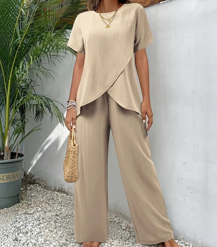 Conjunto Clarvyna de blusa y pantalón beige de pierna ancha con textura acanalada y caída fluida para mujer
