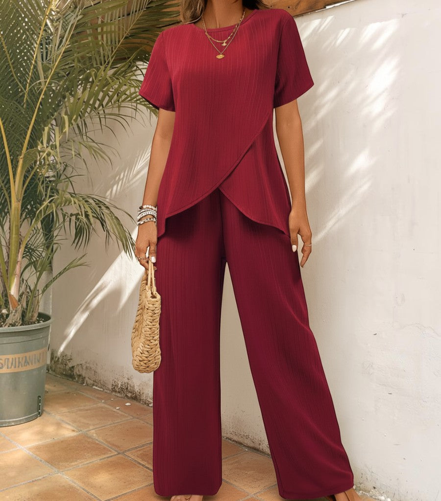 Conjunto Clarvyna de dos piezas en color granate con blusa de corte cruzado y pantalón de pierna ancha texturizado