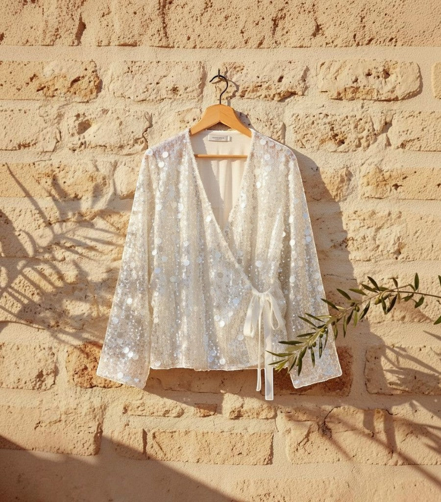 Kimono de lentejuelas plateadas Clarvyna con cierre cruzado y lazo, ideal para eventos nocturnos elegantes.