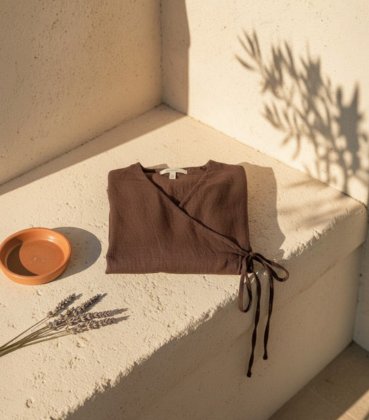 Top cruzado Clarvyna de lino marrón con cierre lateral de lazos, ideal para un estilo elegante y fresco de verano.