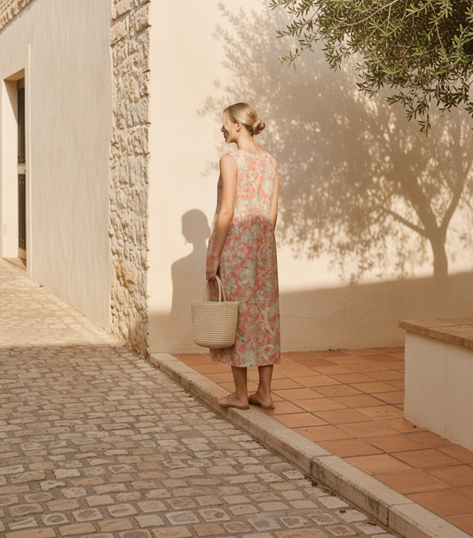 Vestido midi Clarvyna estampado floral en tonos melocotón y verde, corte fluido de algodón y viscosa en exterior.