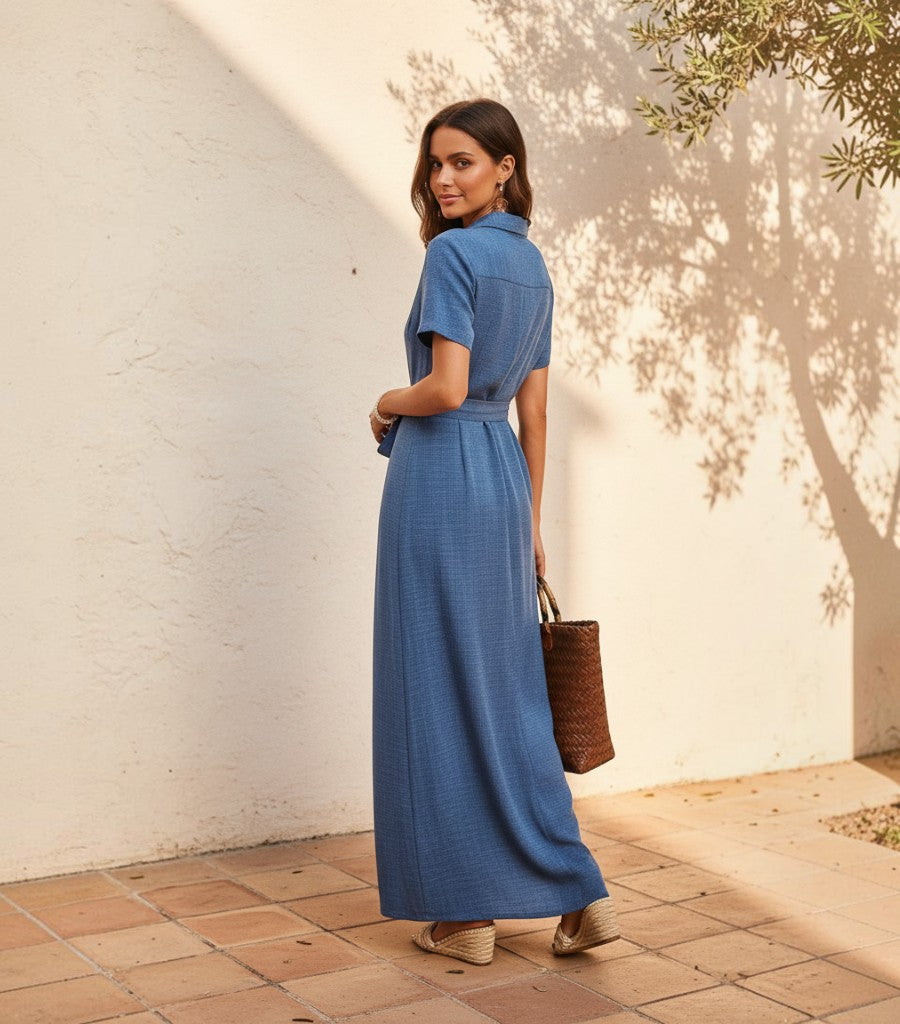 Vestido midi Clarvyna de lino azul con botones frontales, corte fluido y estilo vintage, usado por una modelo.